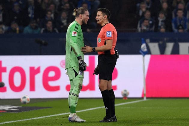 Torwart Loris Karius (FC Schalke 04) und Schiedsrichter Tobias Reichel gestikuliert, gestik waehrend des Spiels der 2. Bundesliga zwischen FC Schalke 04 und SC Paderborn 07, Veltins-Arena am 28. November 2025 in Gelsenkirchen, Deutschland. (Foto von Ralf Treese DeFodi Images) +++ Torwart Loris Karius (FC Schalke 04) und Schiedsrichter Tobias Reichel gestures during the 2. Bundesliga match between FC Schalke 04 and SC Paderborn 07 at Veltins-Arena on November 28, 2025 in Gelsenkirchen, Germany. (Photo by Ralf Treese DeFodi Images) (Photo by Ralf Treese DeFodi Images)