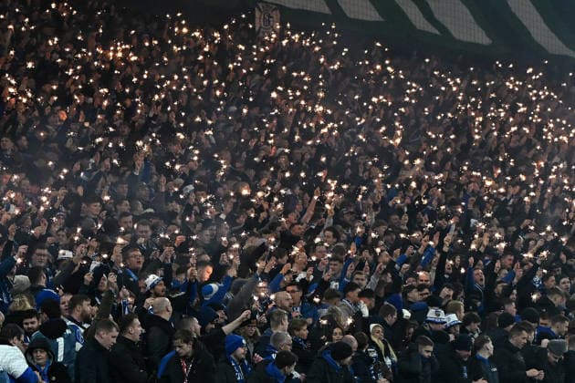 Fans Schalke 04 mit Wunderkerzen waehrend des Spiels der 2. Bundesliga zwischen FC Schalke 04 und SC Paderborn 07, Veltins-Arena am 28. November 2025 in Gelsenkirchen, Deutschland. (Foto von Ralf Treese DeFodi Images) +++ Fans Schalke 04 with sparklers during the 2. Bundesliga match between FC Schalke 04 and SC Paderborn 07 at Veltins-Arena on November 28, 2025 in Gelsenkirchen, Germany. (Photo by Ralf Treese DeFodi Images) (Photo by Ralf Treese DeFodi Images)