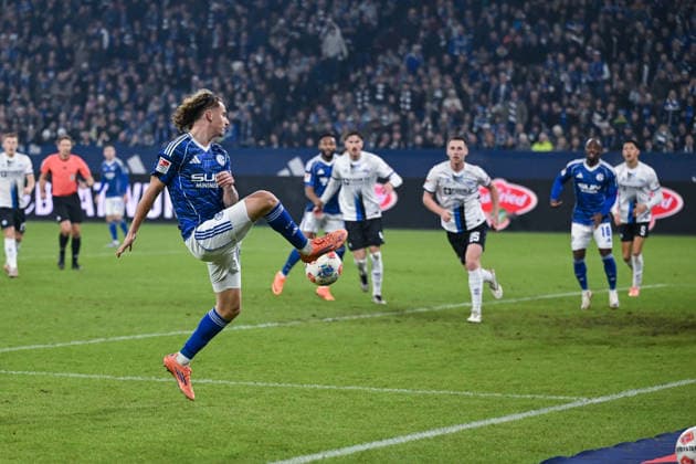 28.11.2025, Fussball, 2. Bundesliga, Saison 2025 2026, 14. Spieltag, FC Schalke 04 - SC Paderborn, Mika Wallentowitz (FC Schalke 04) xRHR-FOTO YYx Copyright: KROEGER RHR-FOTOx RHR-FOTO YY