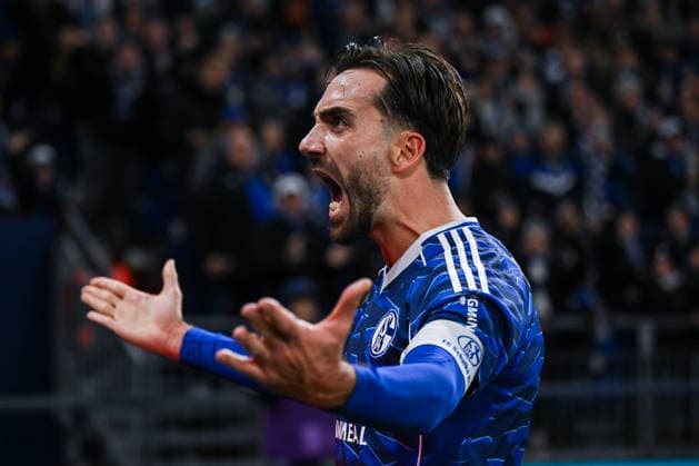 28.11.2025, Fussball, 2. Bundesliga, Saison 2025 2026, 14. Spieltag, FC Schalke 04 - SC Paderborn, Kenan Karaman (FC Schalke 04) freut sich über das Tor zum 1:1, xRHR-FOTO YYx *** 28 11 2025, Football, 2 Bundesliga, Season 2025 2026, Matchday 14, FC Schalke 04 SC Paderborn, Kenan Karaman FC Schalke 04 celebrates the goal for 1 1, xRHR PHOTO YYx Copyright: KROEGER RHR-FOTOx RHR-FOTO YY
