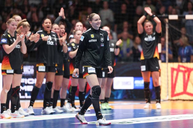 Uruguay - Deutschland, IHF Handball-WM der Frauen Nieke Kühne (Deutschland, 19) wird Player of the Match. Vorrundenspiel der Handball-WM der Frauen zwischen Uruguay und Deutschland am 28. November 2025 in der Porsche-Arena in Stuttgart., Stuttgart Baden-Württemberg Deutschland Porsche-Arena
