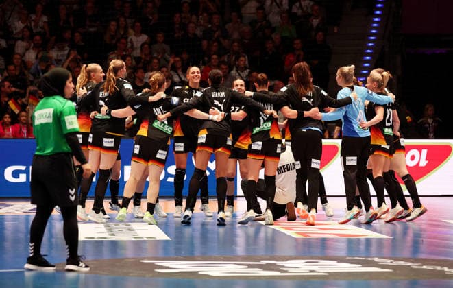28.11.2025, Deutschland, Stuttgart, F27th IHF WomenÂ s World Championship, WM, Weltmeisterschaft 2025, Uruguay vs. Deutschland, Schlußjubel, Jubel (GER)