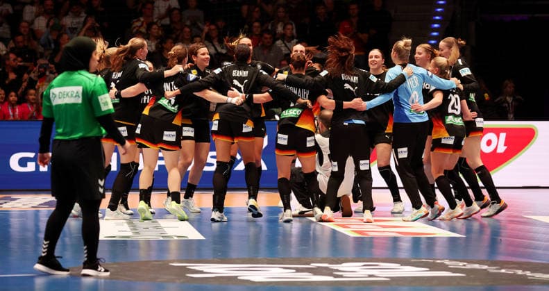 28.11.2025, Deutschland, Stuttgart, F27th IHF WomenÂ s World Championship, WM, Weltmeisterschaft 2025, Uruguay vs. Deutschland, Schlußjubel, Jubel (GER)