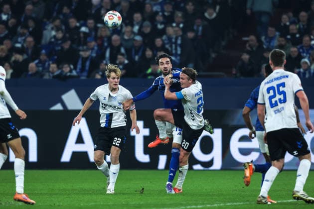 Fussball, 2. Bundesliga Saison 2025 2026 14. Spieltag FC Schalke 04 - SC Paderborn 07 28.11.2025, VELTINS-Arena Mattes Hansen (SC Paderborn, 22) Kenan Karaman (Schalke 04, 19) Felix Götze (SC Paderborn, 20) Gelsenkirchen VELTINS-Arena Nordrhein-Westfalen Deutschland