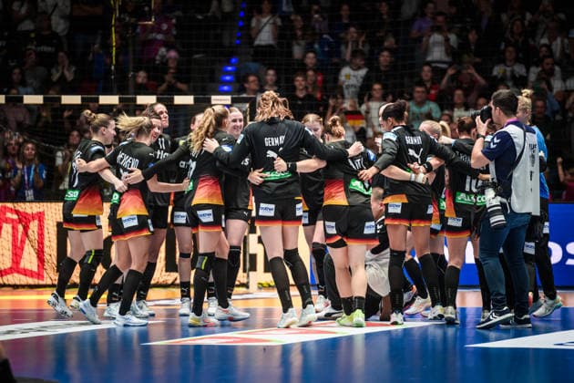 Deutsche Nationalmannschaft - Jubel, Freude, Teamkreis, Freudentanz nach Sieg gegen Uruguay GER, Uruguay - Deutschland, Handball Weltmeisterschaft, Vorrunde, Gruppe C, 28.11.2025 GER, Uruguay - Deutschland, Handball Weltmeisterschaft, Vorrunde, Gruppe C, 28.11.2025 Stuttgart Copyright: xSandyxDinkelackerx EP_SDR