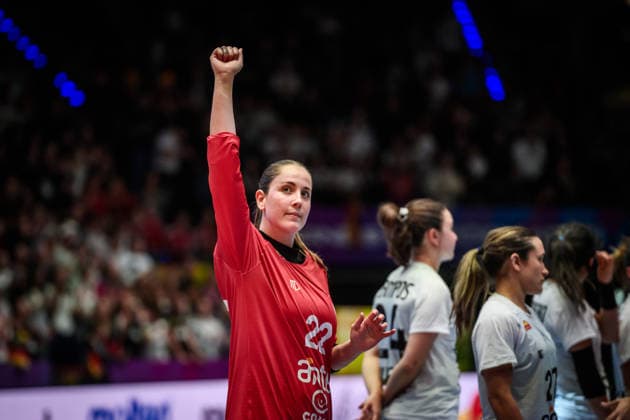 Agustina Modernell Amodio (Uruguay, 22) - Siegerpose fuer die Fans GER, Uruguay - Deutschland, Handball Weltmeisterschaft, Vorrunde, Gruppe C, 28.11.2025 GER, Uruguay - Deutschland, Handball Weltmeisterschaft, Vorrunde, Gruppe C, 28.11.2025 Stuttgart Copyright: xSandyxDinkelackerx EP_SDR