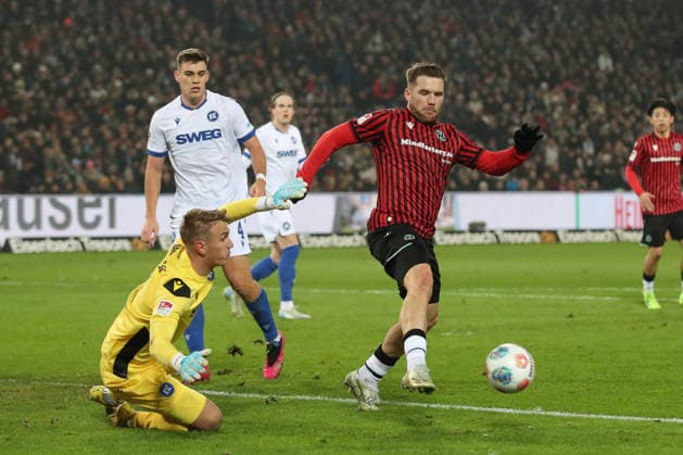 28.11.2025, xtgx, Fussball - 2.Bundesliga Hannover 96 - Karlsruher SC emspor, v.l. Hans Christian Bernat (Karlsruhe, 1), Benjamin Källman (Hannover, 9) Zweikampf, Duell, Kampf, tackle (DFL DFB REGULATIONS PROHIBIT ANY USE OF PHOTOGRAPHS as IMAGE SEQUENCES and or QUASI-VIDEO) Hannover