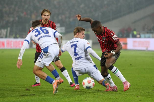 28.11.2025, xtgx, Fussball - 2.Bundesliga Hannover 96 - Karlsruher SC emspor, v.l. Noel Aseko (Hannover, 15), Sebastian Jung (Karlsruhe, 2) Zweikampf, Duell, Kampf, tackle (DFL DFB REGULATIONS PROHIBIT ANY USE OF PHOTOGRAPHS as IMAGE SEQUENCES and or QUASI-VIDEO) Hannover