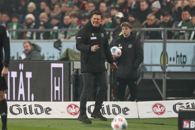 28.11.2025, xtgx, Fussball - 2.Bundesliga Hannover 96 - Karlsruher SC emspor, v.l. Christian Titz (Hannover, Trainer) enttaeuscht, schaut enttaeuscht, niedergeschlagen, disappointed (DFL DFB REGULATIONS PROHIBIT ANY USE OF PHOTOGRAPHS as IMAGE SEQUENCES and or QUASI-VIDEO) Hannover