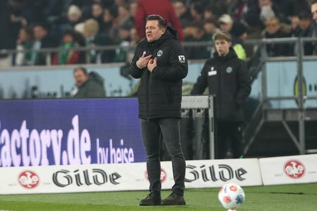 28.11.2025, xtgx, Fussball - 2.Bundesliga Hannover 96 - Karlsruher SC emspor, v.l. Christian Titz (Hannover, Trainer) gibt Anweisungen, gestikuliert mit den Armen, gesticulate, gives instructions (DFL DFB REGULATIONS PROHIBIT ANY USE OF PHOTOGRAPHS as IMAGE SEQUENCES and or QUASI-VIDEO) Hannover