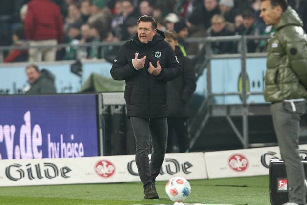 28.11.2025, xtgx, Fussball - 2.Bundesliga Hannover 96 - Karlsruher SC emspor, v.l. Christian Titz (Hannover, Trainer) gibt Anweisungen, gestikuliert mit den Armen, gesticulate, gives instructions (DFL DFB REGULATIONS PROHIBIT ANY USE OF PHOTOGRAPHS as IMAGE SEQUENCES and or QUASI-VIDEO) Hannover