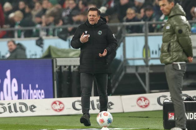 28.11.2025, xtgx, Fussball - 2.Bundesliga Hannover 96 - Karlsruher SC emspor, v.l. Christian Titz (Hannover, Trainer) gibt Anweisungen, gestikuliert mit den Armen, gesticulate, gives instructions (DFL DFB REGULATIONS PROHIBIT ANY USE OF PHOTOGRAPHS as IMAGE SEQUENCES and or QUASI-VIDEO) Hannover
