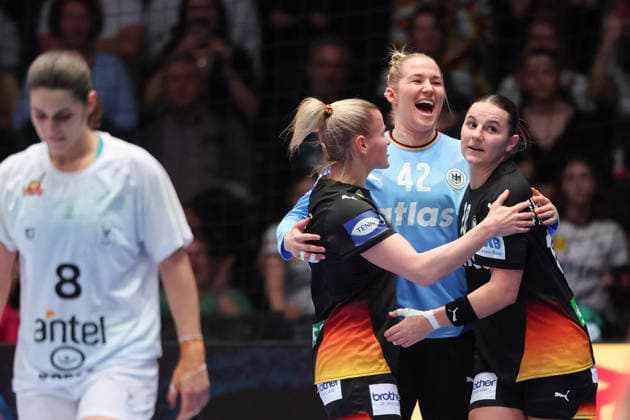 Uruguay - Deutschland, IHF Handball-WM der Frauen Antje Döll (Deutschland, 29), Torhüterin Katharina Filter (Deutschland, 42) und Mareike Thomaier (Deutschland, 10) jubeln nach Spielende. Vorrundenspiel der Handball-WM der Frauen zwischen Uruguay und Deutschland am 28. November 2025 in der Porsche-Arena in Stuttgart., Stuttgart Baden-Württemberg Deutschland Porsche-Arena