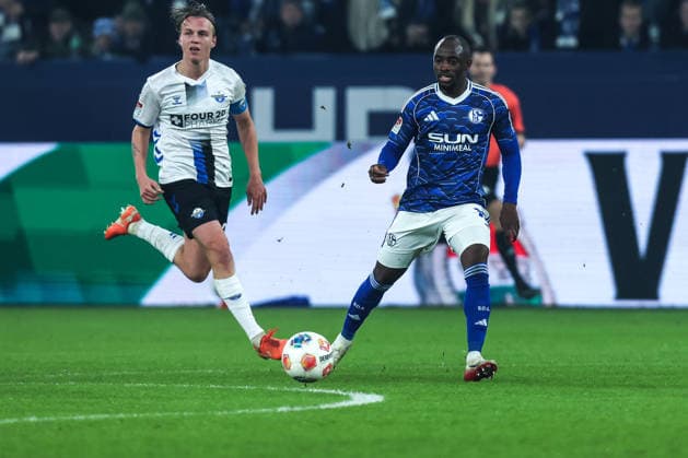 Fussball, 2. Bundesliga Saison 2025 2026 14. Spieltag FC Schalke 04 - SC Paderborn 07 28.11.2025, VELTINS-Arena Christopher Antwi-Adjei (FC Schalke 04, 18) Gelsenkirchen VELTINS-Arena Nordrhein-Westfalen Deutschland