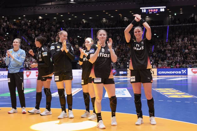 Uruguay - Deutschland, IHF Handball-WM der Frauen Nina Engel (Deutschland, 8) und Xenia Smits (Deutschland, 11) und ihre Mitspielerinnen bedanken sich beim Publikum. Vorrundenspiel der Handball-WM der Frauen zwischen Uruguay und Deutschland am 28. November 2025 in der Porsche-Arena in Stuttgart., Stuttgart Baden-Württemberg Deutschland Porsche-Arena