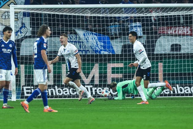 Fussball, 2. Bundesliga Saison 2025 2026 14. Spieltag FC Schalke 04 - SC Paderborn 07 28.11.2025, VELTINS-Arena Torjubel SC Paderborn nach dem Tor zum 1-0 durch Laurin Curda (SC Paderborn, 17) Gelsenkirchen VELTINS-Arena Nordrhein-Westfalen Deutschland