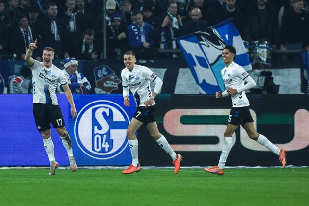 Fussball, 2. Bundesliga Saison 2025 2026 14. Spieltag FC Schalke 04 - SC Paderborn 07 28.11.2025, VELTINS-Arena Torjubel SC Paderborn nach dem Tor zum 1-0 durch Laurin Curda (SC Paderborn, 17) Gelsenkirchen VELTINS-Arena Nordrhein-Westfalen Deutschland