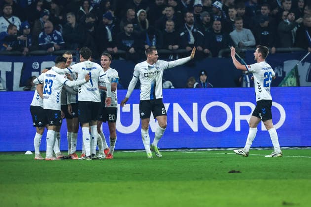 Fussball, 2. Bundesliga Saison 2025 2026 14. Spieltag FC Schalke 04 - SC Paderborn 07 28.11.2025, VELTINS-Arena Torjubel SC Paderborn nach dem Tor zum 1-0 durch Laurin Curda (SC Paderborn, 17) Gelsenkirchen VELTINS-Arena Nordrhein-Westfalen Deutschland