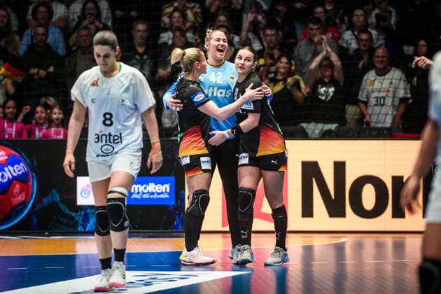 Katharina Filter (Deutschland, 42), Mitte freut sich mit Antje Doell (Deutschland, 29), li. und Mareike Thomaier (Deutschland, 10), re. GER, Uruguay - Deutschland, Handball Weltmeisterschaft, Vorrunde, Gruppe C, 28.11.2025 GER, Uruguay - Deutschland, Handball Weltmeisterschaft, Vorrunde, Gruppe C, 28.11.2025 Stuttgart Copyright: xSandyxDinkelackerx EP_SDR