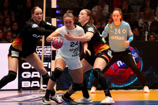 28.11.2025, Deutschland, Stuttgart, F27th IHF WomenÂ s World Championship, WM, Weltmeisterschaft 2025, Uruguay vs. Deutschland, v.l. Nieke Kühne (GER), Martina Campos Havranek (URY), Jolina Huhnstock (GER)