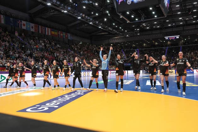 Uruguay - Deutschland, IHF Handball-WM der Frauen Das deutsche Team bedankt sich beim Publikum. Vorrundenspiel der Handball-WM der Frauen zwischen Uruguay und Deutschland am 28. November 2025 in der Porsche-Arena in Stuttgart., Stuttgart Baden-Württemberg Deutschland Porsche-Arena