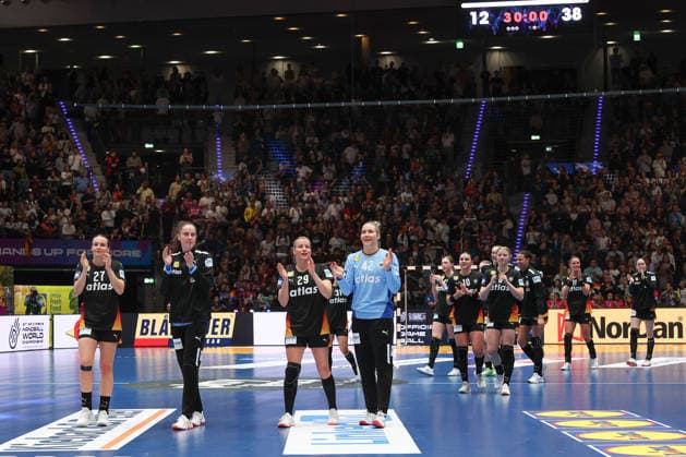 Uruguay - Deutschland, IHF Handball-WM der Frauen Das deutsche Team bedankt sich beim Publikum. Vorrundenspiel der Handball-WM der Frauen zwischen Uruguay und Deutschland am 28. November 2025 in der Porsche-Arena in Stuttgart., Stuttgart Baden-Württemberg Deutschland Porsche-Arena