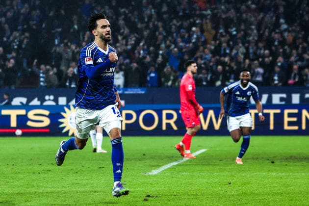Fussball, 2. Bundesliga Saison 2025 2026 14. Spieltag FC Schalke 04 - SC Paderborn 07 28.11.2025, VELTINS-Arena Torjubel FC Schalke 04 nach dem Tor zum 1-1 Ausgleich durch Kenan Karaman (Schalke 04, 19) Gelsenkirchen VELTINS-Arena Nordrhein-Westfalen Deutschland