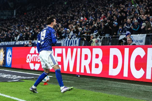 Fussball, 2. Bundesliga Saison 2025 2026 14. Spieltag FC Schalke 04 - SC Paderborn 07 28.11.2025, VELTINS-Arena Torjubel FC Schalke 04 nach dem Tor zum 1-1 Ausgleich durch Kenan Karaman (Schalke 04, 19) Gelsenkirchen VELTINS-Arena Nordrhein-Westfalen Deutschland