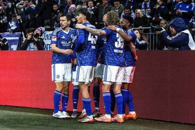 Fussball, 2. Bundesliga Saison 2025 2026 14. Spieltag FC Schalke 04 - SC Paderborn 07 28.11.2025, VELTINS-Arena Torjubel FC Schalke 04 nach dem Tor zum 1-1 Ausgleich durch Kenan Karaman (Schalke 04, 19), die Spieler freuen sich Gelsenkirchen VELTINS-Arena Nordrhein-Westfalen Deutschland