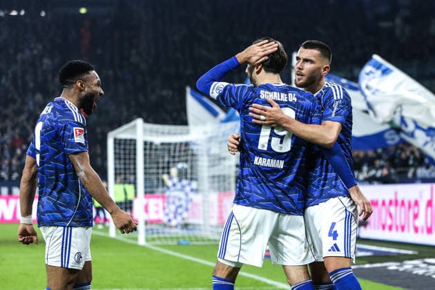 Fussball, 2. Bundesliga Saison 2025 2026 14. Spieltag FC Schalke 04 - SC Paderborn 07 28.11.2025, VELTINS-Arena Torjubel FC Schalke 04 nach dem Tor zum 1-1 Ausgleich durch Kenan Karaman (Schalke 04, 19), die Spieler freuen sich Gelsenkirchen VELTINS-Arena Nordrhein-Westfalen Deutschland