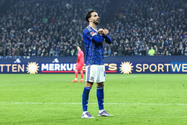 Fussball, 2. Bundesliga Saison 2025 2026 14. Spieltag FC Schalke 04 - SC Paderborn 07 28.11.2025, VELTINS-Arena Torjubel FC Schalke 04 nach dem Tor zum 1-1 Ausgleich durch Kenan Karaman (Schalke 04, 19), der Torschütze freut sich Gelsenkirchen VELTINS-Arena Nordrhein-Westfalen Deutschland