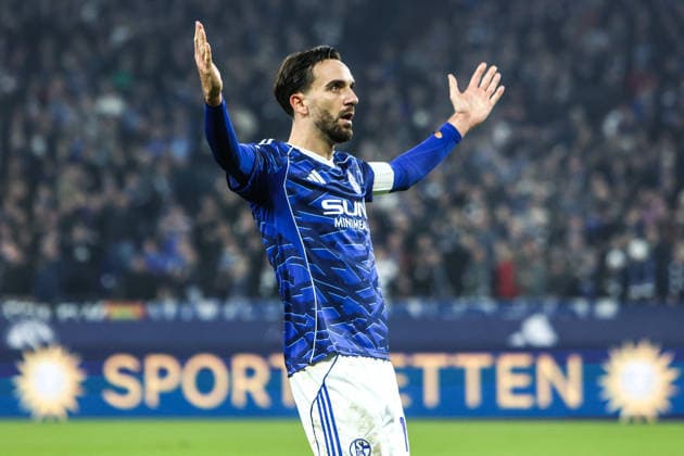 Fussball, 2. Bundesliga Saison 2025 2026 14. Spieltag FC Schalke 04 - SC Paderborn 07 28.11.2025, VELTINS-Arena Torjubel FC Schalke 04 nach dem Tor zum 1-1 Ausgleich durch Kenan Karaman (Schalke 04, 19), der Torschütze freut sich Gelsenkirchen VELTINS-Arena Nordrhein-Westfalen Deutschland