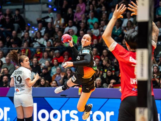 Nieke Kuehne (Deutschland, 19) von aussen, Uruguay vs. Deutschland, Handball, Weltmeisterschaft, Frauen, Spielzeit 2025 2026, 28.11.2025, Uruguay vs. Deutschland, Handball, Weltmeisterschaft, Frauen, Spielzeit 2025 2026, 28.11.2025 Stuttgart Copyright: xEibner-Pressefoto MichaelxSchmidx EP_MST