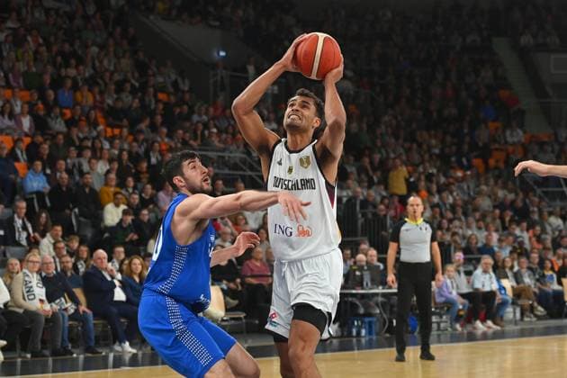 Oscar DA SILVA (GER) Aktion,Zweikampf gegen Yovel Zoosman (ISR). Basketball Laenderspiel WM Qualifikation Deutschland (GER) - Israel (ISR) am 28.11.2025 rtiopharm Arena Neu-Ulm