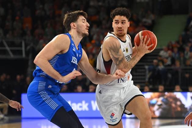 Joshua Obiesie (GER), Aktion,Zweikampf gegen Roman Sorkin (ISR). Basketball Laenderspiel WM Qualifikation Deutschland (GER) - Israel (ISR) am 28.11.2025 rtiopharm Arena Neu-Ulm