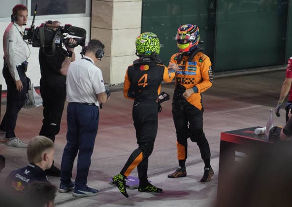 Formula 1 Qatar Airways Qatar Grand Prix 2025 28.11.2025, Losail International Circuit, Doha, Formula 1 Qatar Airways Qatar Grand Prix 2025 ,im Bild Poleposition für Oscar Piastri (AUS), McLaren F1 Team für das morgige Sprintrennen, 3. Startplatz für Lando Norris (GBR), McLaren F1 Team