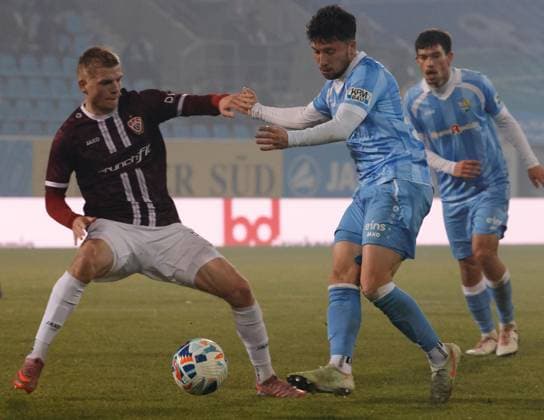 CFC vs BFC Dynamo 28.11.2025, Chemnitz, eins Stadion- An der Gellertstrasse, Fussball, Regionalliga Nordost, Saison 2025 2026, 17. Spieltag, CFC, CFC vs BFC Dynamo Kampf um den Ball Chemnitz Sachsen BRD
