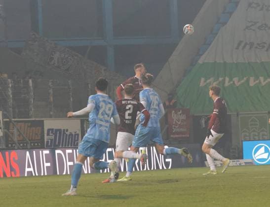 CFC vs BFC Dynamo 28.11.2025, Chemnitz, eins Stadion- An der Gellertstrasse, Fussball, Regionalliga Nordost, Saison 2025 2026, 17. Spieltag, CFC, CFC vs BFC Dynamo Kampf um den Ball Chemnitz Sachsen BRD