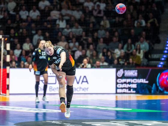 Nina Engel (Deutschland, 08) wirft auf das leere Tor, Uruguay vs. Deutschland, Handball, Weltmeisterschaft, Frauen, Spielzeit 2025 2026, 28.11.2025, Uruguay vs. Deutschland, Handball, Weltmeisterschaft, Frauen, Spielzeit 2025 2026, 28.11.2025 Stuttgart Copyright: xEibner-Pressefoto MichaelxSchmidx EP_MST