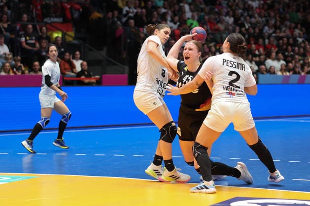 Uruguay - Deutschland, IHF Handball-WM der Frauen Camila Bianco Castiella (Uruguay, 8) und Julieta Pessina Portos (Uruguay, 2) stoppen gemeinsam Jolina Huhnstock (Deutschland, 45). Vorrundenspiel der Handball-WM der Frauen zwischen Uruguay und Deutschland am 28. November 2025 in der Porsche-Arena in Stuttgart., Stuttgart Baden-Württemberg Deutschland Porsche-Arena