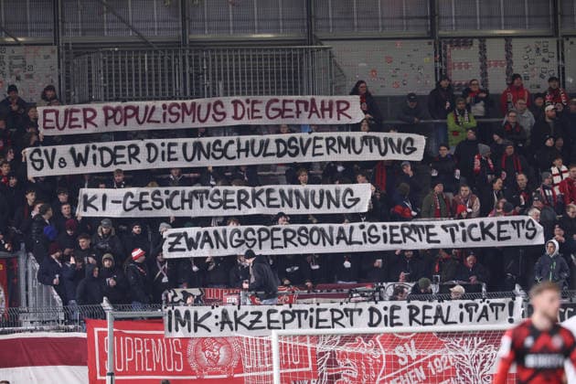 Wiesbaden, 28.11.2025, BRita Arena, Fußball, 3.Liga, 16.Spieltag , SV Wehen Wiesbaden vs. FC Erzgebirge Aue , Im Bild; Fans von Wehen Wiesbaden. Protest. , Nur für journalistische Zwecke. Only for editorial use! , DFB DFL regulations prohibit any use of photographs as image sequences and or quasi-video. ,