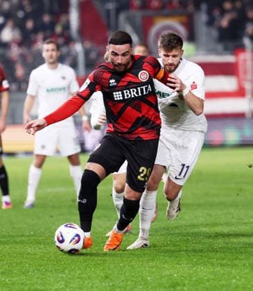 Wiesbaden, 28.11.2025, BRita Arena, Fußball, 3.Liga, 16.Spieltag , SV Wehen Wiesbaden vs. FC Erzgebirge Aue , Im Bild von vorn; Fatih KayaÊ( 29, Wehen), Eric Uhlmann ( 11, Aue). , Nur für journalistische Zwecke. Only for editorial use! , DFB DFL regulations prohibit any use of photographs as image sequences and or quasi-video. ,