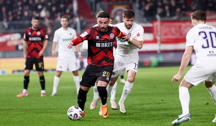 Wiesbaden, 28.11.2025, BRita Arena, Fußball, 3.Liga, 16.Spieltag , SV Wehen Wiesbaden vs. FC Erzgebirge Aue , Im Bild von vorn; Fatih KayaÊ( 29, Wehen), Eric Uhlmann ( 11, Aue). , Nur für journalistische Zwecke. Only for editorial use! , DFB DFL regulations prohibit any use of photographs as image sequences and or quasi-video. ,