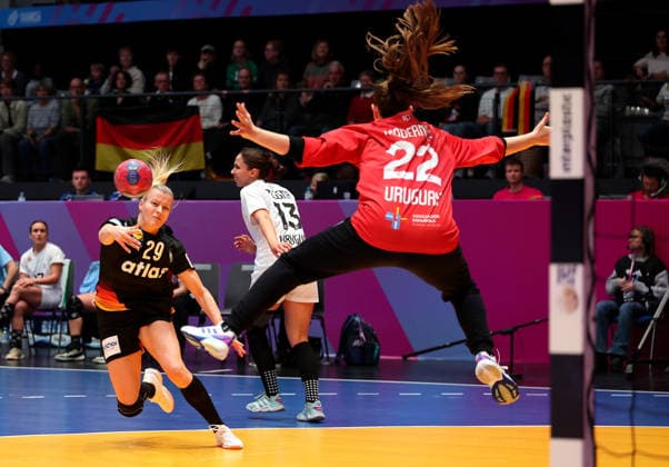 28.11.2025, Deutschland, Stuttgart, F27th IHF WomenÂ s World Championship, WM, Weltmeisterschaft 2025, Uruguay vs. Deutschland, v.l. Antje Döll (GER), Augustina Modernell Amodio (URY)