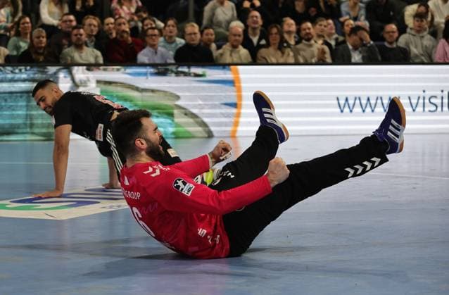 28.11.2025 - Handball - 1. Bundesliga DAIKIN HBL - Saison 2025 2026 - 14. Spieltag: HC Erlangen Metropolregion Nürnberg HCE - TVB Stuttgart - DaMa - xdaxmax - Miljan Vujovic (16, TVB 1898 Stuttgart ) jubelt Jubel Freude freut sich - ballt Faust Fäuste - Milos Kos (5, HC Erlangen HCE ) enttäuscht Enttäuschung am Boden