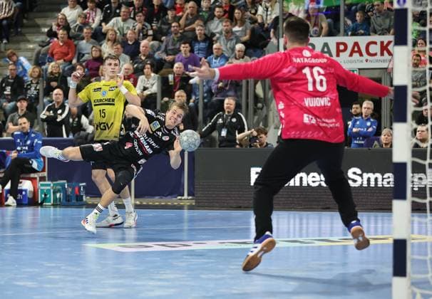 28.11.2025 - Handball - 1. Bundesliga DAIKIN HBL - Saison 2025 2026 - 14. Spieltag: HC Erlangen Metropolregion Nürnberg HCE - TVB Stuttgart - DaMa - xdaxmax - Andri Mar Runarsson (4, HC Erlangen HCE ) Miljan Vujovic (16, TVB 1898 Stuttgart )