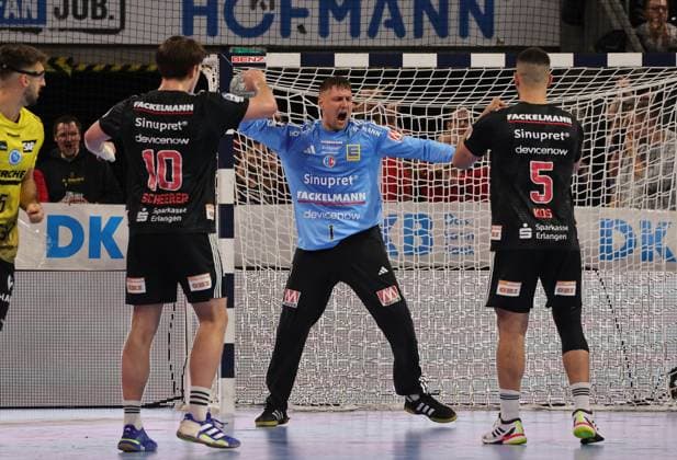 28.11.2025 - Handball - 1. Bundesliga DAIKIN HBL - Saison 2025 2026 - 14. Spieltag: HC Erlangen Metropolregion Nürnberg HCE - TVB Stuttgart - DaMa - xdaxmax - Dario Quenstedt (1, HC Erlangen HCE ) freut sich Freude jubelt Jubel