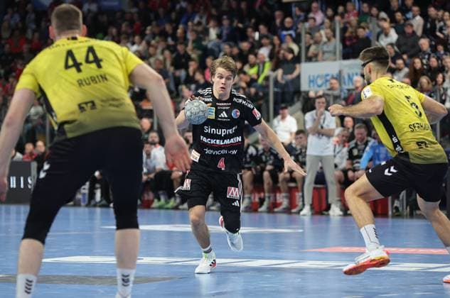 28.11.2025 - Handball - 1. Bundesliga DAIKIN HBL - Saison 2025 2026 - 14. Spieltag: HC Erlangen Metropolregion Nürnberg HCE - TVB Stuttgart - DaMa - xdaxmax - Andri Mar Runarsson (4, HC Erlangen HCE ) im Angriff