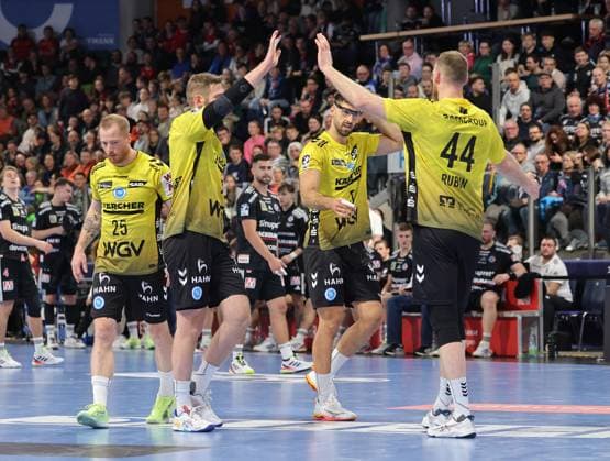 28.11.2025 - Handball - 1. Bundesliga DAIKIN HBL - Saison 2025 2026 - 14. Spieltag: HC Erlangen Metropolregion Nürnberg HCE - TVB Stuttgart - DaMa - xdaxmax - Mannschaft Team des TVB 1898 Stuttgart klatscht ab