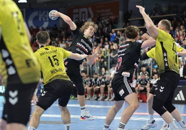 28.11.2025 - Handball - 1. Bundesliga DAIKIN HBL - Saison 2025 2026 - 14. Spieltag: HC Erlangen Metropolregion Nürnberg HCE - TVB Stuttgart - DaMa - xdaxmax - Andri Mar Runarsson (4, HC Erlangen HCE )